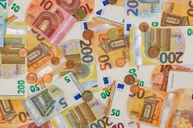 Farklı avro banknotları ve sikkelerden gelen bir sürü renkli parayla biçimlendirme arka planı