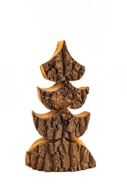 Stüdyoda, beyaz bir arka plana karşı ahşap bir Noel ağacı olarak piyasaya sürülen ahşap bir eser.