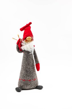 Kırmızı şapkalı, beyaz sakallı, Noel Baba gibi komik bir bebek stüdyoda beyaz bir arka planda fotoğraflandı.