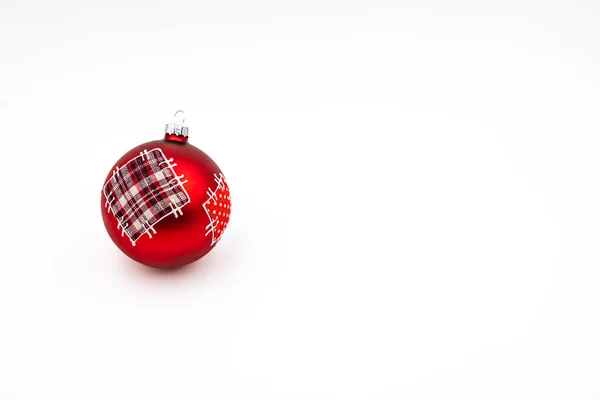 Egy Jellegzetes Piros Karácsonyi Csecsebecse Elszigetelt Fehér Háttér Stúdióban — Stock Fotó