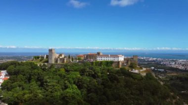 Antik kale Castelo de Palmela 'nın hava görüntüsü Portekiz' deki ulusal bir anıt olarak İHA 'nın bakış açısından görülüyor.