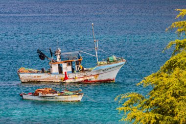 Santiago Adası 'nın kuzeyindeki Tarrafal sahilinde iki balıkçı teknesi, Cape Verde, Macaronezya