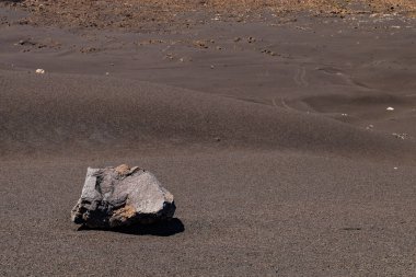 Fogo Adası, Cape Verde Adaları 'ndaki Pico do Fogo volkanında lav, kül ve büyük bir kaya yığını.