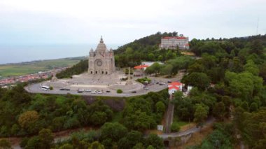 Tarihi kilise mirasının hava görüntüleri ve Portekiz 'deki ünlü Santa Luzia kilisesinin simgesi.