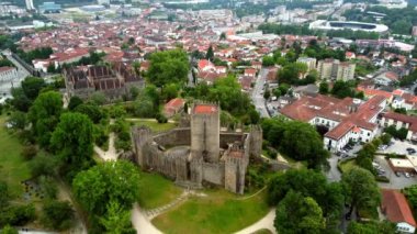 İHA görüntüleri Portekiz 'deki antik Guimaraes Kalesi üzerinde uçuyor, Braga Bölgesi