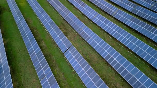 Luftbild Eines Solarparks Mit Reihen Von Solarmodulen Auf Einem Feld — Stockvideo