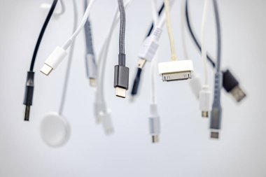Stüdyo çekimi sırasında beyaz arkaplan üzerine seçici odak ile kesilmiş çeşitli USB bağlantı ve kablolar