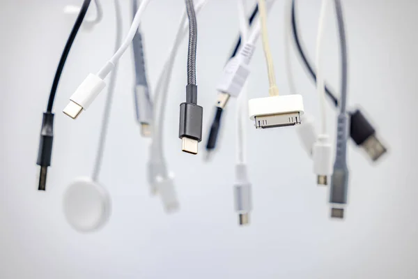 Diverse Usb Connectoren Kabels Bijgesneden Met Selectieve Focus Tegen Witte — Stockfoto
