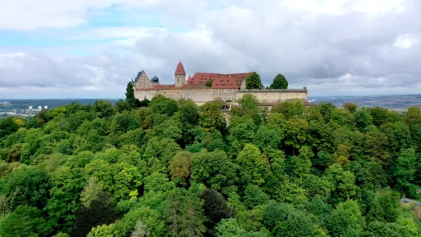 高山上令人叹为观止的科布格城堡建筑群与森林的空中暴增镜头 — 图库视频影像