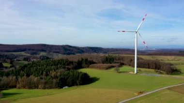 Enerji tasarrufu ve enerji krizinde dünyayı kurtarmak için bir rüzgar değirmeninin havadan görünüşü, Almanya
