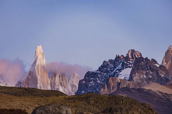 南アメリカのアルゼンチン パタゴニア 夜明けにロス グラシアレス国立公園の急峻な花崗岩の山Cero Torre — ストック写真