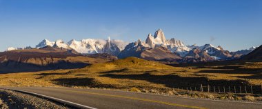 Dağ manzaralı Ruta 23 'te dağ sıraları Fitz Roy ve Cerro Torre Arjantin-Şili sınırında Los Glaciares, Patagonya, Güney Amerika