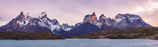 Panorama Der Bemerkenswerten Berggipfel Des Bergmassivs Torres Del Paine Nationalpark — Stockfoto