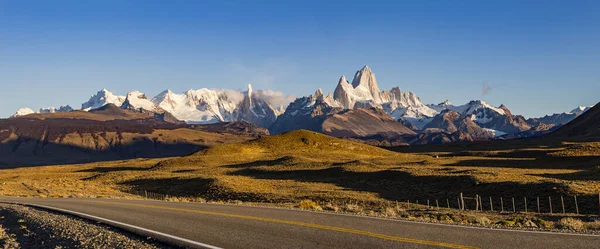 南美洲巴塔哥尼亚 阿根廷 智利边境洛斯冰川国家公园的Ruta 23山全景 山脉Fitz Roy和Cerro Torre — 图库照片