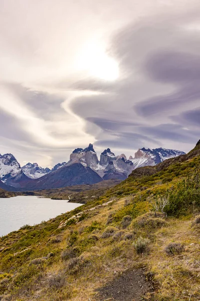 Vzpřímený Obraz Hor Horském Masivu Torres Del Paine Velkolepými Mraky — Stock fotografie