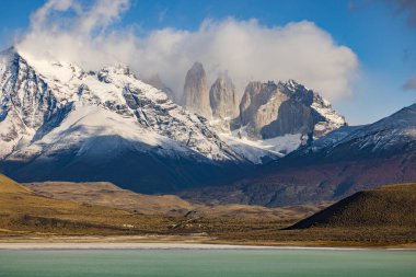 Güney Şili, Patagonya, Torres del Paine Ulusal Parkı, Güney Amerika 'daki yeşil turkuaz lagün Amarga' nın önündeki Torres del Paine 'in sıradağlarına bakın.
