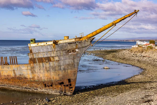 Punta Arenas yakınlarındaki Macellan Boğazı 'nda Atlantik ve Pasifik Okyanusu, Şili, Patagonya, Güney Amerika arasında bir gemi enkazı.