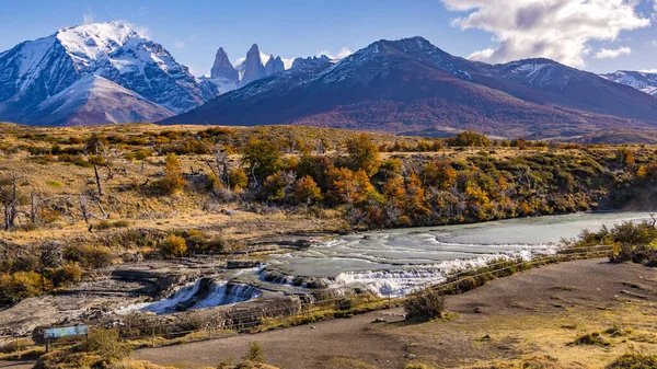 Espectacular Panorama Con Cascada Río Paine Frente Las Montañas Parque —  Fotos de Stock
