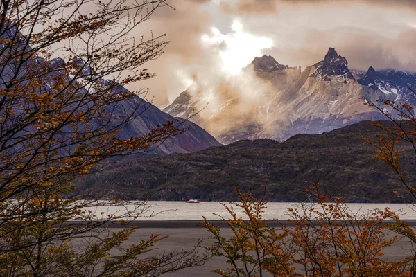 Gegenlichtstimmung Mit Wolken Und Sonnenstrahlen Torres Del Paine Massiv Chile — Stockfoto