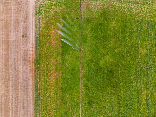 从德国空气中观察到的旱季农业喷水灌溉系统 — 图库照片