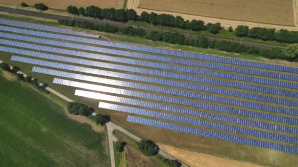 再生可能エネルギーを生産するために太陽光パネルを備えた地上設置太陽公園の映像の空中ズーム ダルムシュタット ドイツ — ストック動画
