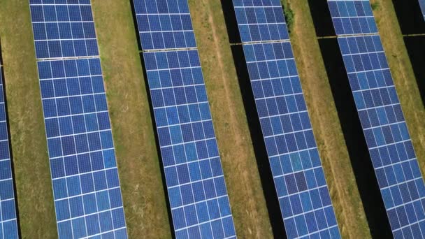 農業地帯 ドイツに回転しながら拡大する青い太陽電池パネルの空中ビュー映像 — ストック動画