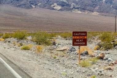 İşaret İşareti - Aşırı Sıcaklık - Tehlike - Yaşam için aşırı ısı ve tehlike göstergesi, Ölüm Vadisi Ulusal Parkı, Kaliforniya, ABD