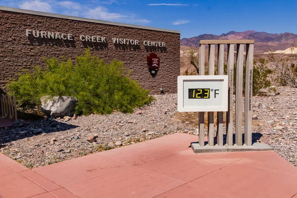 stock image Blazing heat and heat record with 123 degrees Fahrenheit at the thermometer at Furnace Creek Visitor Center in Death Valley, United States