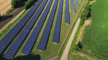 Almanya 'da iklim krizinde temiz enerji üretmek için güneş panellerine yaklaşan çekim görüntüleri
