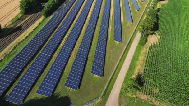 Tracking Shot Zbliża Panele Słoneczne Farmy Słonecznej Produkcji Czystej Energii — Wideo stockowe