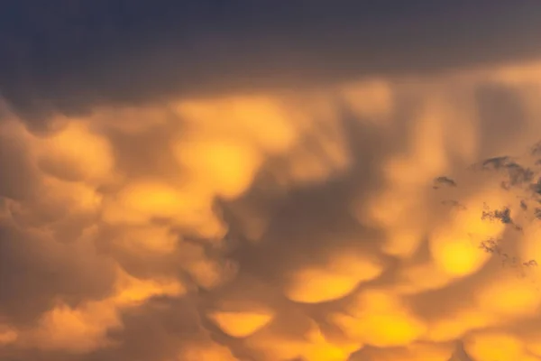 Ameaçando Nuvens Amarelas Uma Tempestade Pôr Sol — Fotografia de Stock