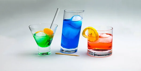 Trzy Kolorowe Długie Drinki Kostkami Lodu Wydane Jako Nagranie Studyjne — Zdjęcie stockowe