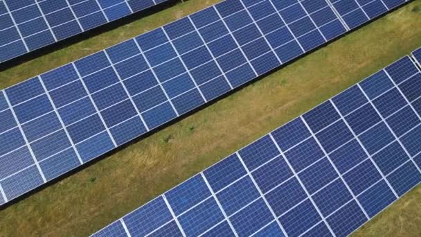 再生可能エネルギーを生産するフィールド上の太陽電池モジュールの列を持つソーラーパークの航空映画 ドイツ — ストック動画
