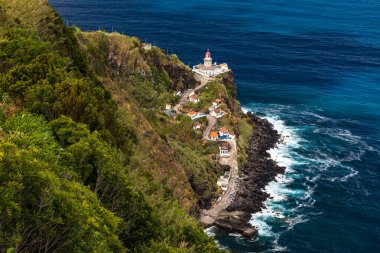 Portekiz 'in Sao Miguel adasındaki Azores adasının uçurumlarındaki Nordeste deniz fenerinin panoramik görüntüsü.