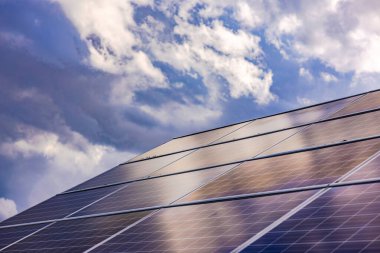 Güneş panellerine sahip fotovoltaik sistem, gökyüzü bulutluyken yenilenebilir enerji üretmek için düşük verimliliğe sahiptir, Almanya