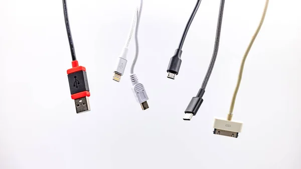Usb A和C型以及微型Usb和闪电插头 电缆暴露在白色前面 — 图库照片