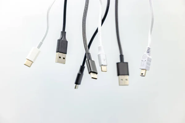 不同的黑白Usb类型的A型和C型电缆和连接器在工作室的白色背景下被裁剪 — 图库照片