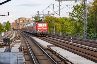 Almanya 'nın başkenti Berlin' de tren durağına varıyor.