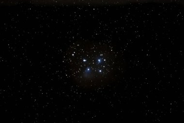 Açık yıldız kümesi Pleiades M45 ile mavi yansıma nebulası Şubat 2023 'te Darmstadt yakınlarında bir telefoto lensi ile fotoğraflandı.