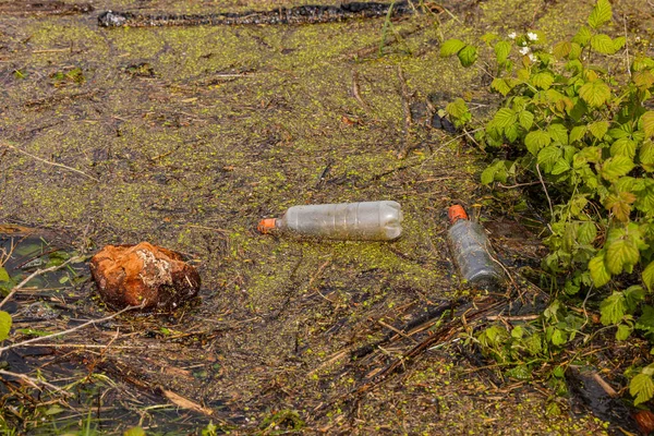 Uma Garrafa Vidro Uma Garrafa Plástico Poluem Como Lixo Costa — Fotografia de Stock