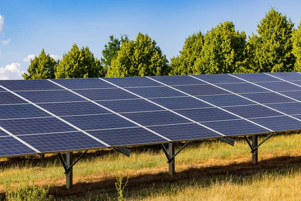 Almanya 'daki açık alan yeşil enerji üretim tesisinde fotovoltaik güneş panelleri boyunca görüntüle