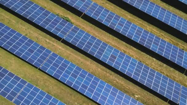 Imágenes Cinematográficas Aéreas Paneles Solares Una Planta Energía Solar Girando — Vídeo de stock