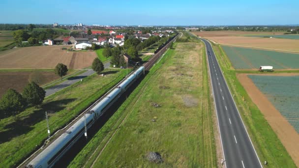 快速列车穿越德国农村铁路轨道的无人机视点 — 图库视频影像