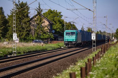 Almanya 'nın kırsal kesimlerinden geçen elektrikli bir yük treni.