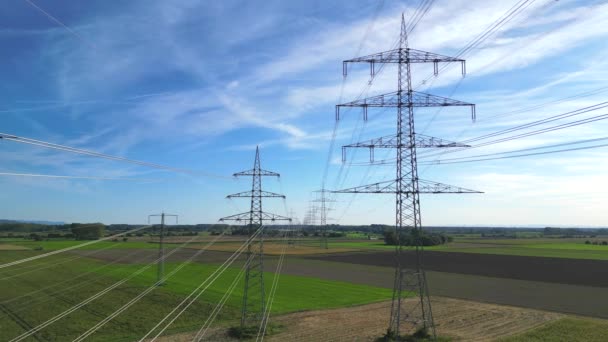 Vídeo Aéreo Entre Muchos Polos Potencia Líneas Eléctricas Horizonte Alemania — Vídeos de Stock