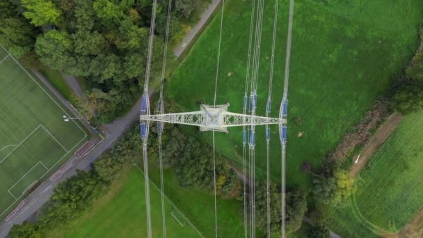 Drone Przylatuje Zoomem Nagraniu Wysokiego Bieguna Wysokiego Napięcia Wieloma Liniami — Wideo stockowe