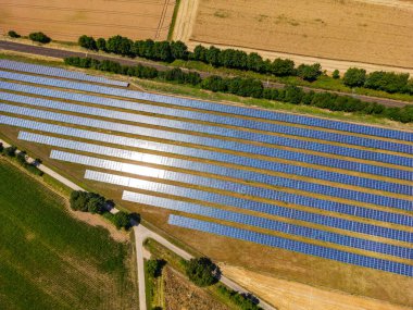 Tarım ve Almanya 'nın kırsal kesiminde güneş panelleri ve güneş panelleri olan bir güneş parkı.