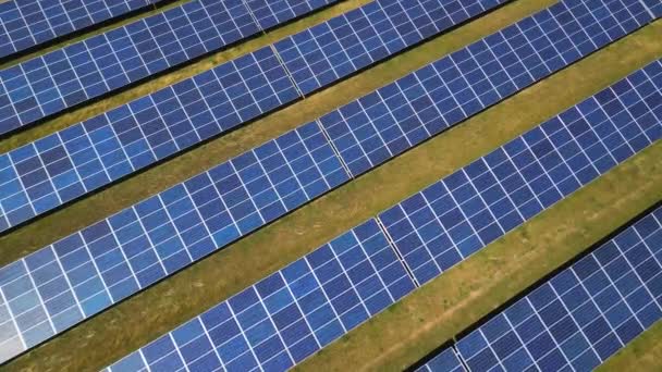 ドイツの農村地域の太陽光発電所のソーラーパネルに空中ビデオでズーム — ストック動画