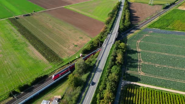 从空中观看区域公共交通列车通过德国农村地区附近的一条农村公路下的地下通道 — 图库视频影像