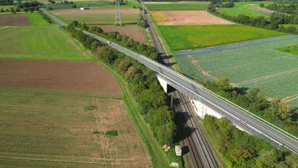 Een Rode Regionale Trein Als Onderdeel Van Het Duitse Openbaar — Stockvideo